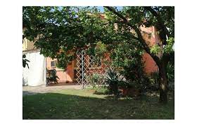 Pressi coop appartamento piano terra, 90 mq resede 70mq accessoriata e garage in palazzina di recent. Privato Vende Casa Indipendente Villa Singola Con Giardino E Dependance Annunci Pescia Pistoia Rif 217097
