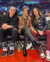 Seit herbst 2016 ist rapinoe in einer beziehung mit der basketballspielerin sue bird. Diana Taurasi Megan Rapinoe And Sue Bird Soccer Outfits Female Athletes Basketball Girls