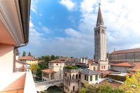 Siamo un'agenzia di comunicazione integrata che offre servizi di grafica Sacile La Storia E La Citta Hotel Due Leoni