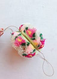 Diy Floral Pom Poms Mit Bildern Pompons Machen Bommel Machen Bommel Teppich