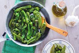 Estraete molto delicatamente i semi e i filamenti interni facendo attenzione a. Ricetta Friggitelli In Padella La Ricetta Di Giallozafferano