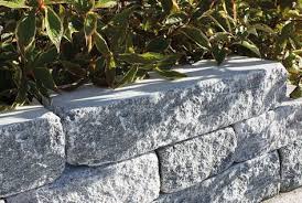 Granit Mauer Granit Zaunstein Mit Naturlichem Charakter Wie Aus Blankem Felsstein Dieser Stein Sieht Gespalten Und Gerumpe Steinmauer Garten Gartenmauern