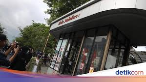 Maybe you would like to learn more about one of these? Halte Bus Trans Jogja Di Malioboro Yogya Dirusak Massa