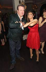 Watch beetlejuice (1988) full movie online. Eric Stonestreet And Sarah Hyland Modern Family Modern Family Funny Modern Family Quotes