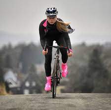 maryywilke being braver than the elements credit biehlersportswear 女性サイクリスト 自転車ガール サイクリスト