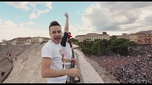 images?q=tbn:ANd9GcTu0vL5K3ixgXkJqaHUjKK_TvkWLDGm-nVEag&s 13 anni fa i One Direction facevano il loro primo concerto in Italia, e probabilmente da lì non ci siamo più ripresi