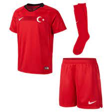 Koleksiyon, milli takım'ın türkiye'yi temsil etme gururunu en açık şekilde yansıtıyor. 2018 Turkiye Stadyum Ic Saha Kucuk Cocuk Futbol Formasi Nike Tr