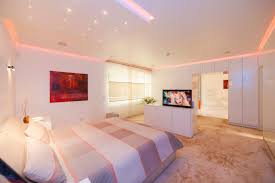 I like the idea of a bench in front of the bed, sort of like the nightstands. Schlafzimmer Trends 2019 Torsten Muller