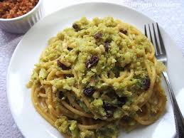 170 gr di tagliatelle 100 gr di broccoli 90 gr di salmone affumicato 1 spicchio d'aglio 100. Bucatini Con Broccoli Arriminati Broccoli Pasta And Palermo The Door Into Promised Lands