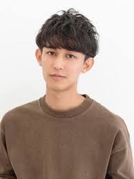 ビジネスマンもニュアンスパーマ 丸顔 20代におすすめビジネス オフィス ナチュラル 爽やか小顔マッシュ 黒髪 ブラック ヘアサロン予約 ozmallビューティ ニュアンスパーマ ヘアサロン パーマ