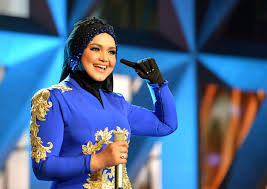 This is dato' sri siti nurhaliza. Malaysian Singer Siti Nurhaliza Shares Devastating News Of Miscarriage Entertainment News Top Stories The Straits Times