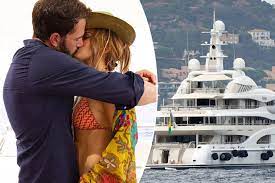 Ben affleck and jennifer lopez show that their love isn't lost as they pack on the pda enduring a very passionate. Bxv1 4pe73kgm