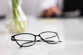 Sejatinya, mata minus merupakan suatu kondisi di mana mata tidak dapat menangkap bayangan objek jatuh tepat di retina, melainkan di depan retina. Sering Lepas Kacamata Bisa Menyembuhkan Mata Minus Cuma Mitos