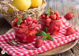 Macedonia di fragole con gelato. Macedonia Di Fragole Con Succo D Arancia Dolce Da Fine Pasto