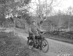 Edvin Karlsson på traktens första motorcykel. Märket är en Indian. Karlsson  var i övrigt handlare i Svinhult under åren 1912-1927.