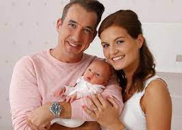 De buurtpolitie', werden inspecteurs koen baetens (andy peelman), robin verhaegen (henny seroeyen) en floor lommelen (ianthe tavernier) een begrip in vlaanderen. Andy Peelman En Echtgenote Tine Tonen Eerste Exclusieve Babyfoto Iedereen Was Bang Dat Hij Ging Flauwvallen Tijdens De Bevalling Showbizz Hln Be