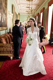 Weitere ideen zu herzogin kate, herzog, britische monarchie. Die Hochzeitskleider Der Stars Herzogin Kate Hochzeit Hochzeitskleid Und Beruhmte Hochzeitskleider