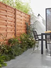 Des Panneaux En Bois Qui S Allient A La Perfection Dans Un Espace Exterieur Pour Conserver Son Intimi En 2020 Amenagement Exterieur Amenagement Jardin Mobilier Jardin