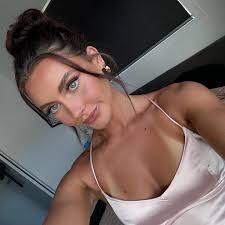 Georgia Hunt's Instagram, Twitter & Facebook