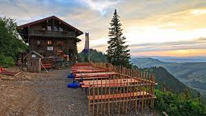 Das staufner haus liegt am hochgrat bei oberstaufen/steibis auf 1.634 metern über nhn und ca. Das Staufner Haus Am Hochgrat Wolkenzauber Uber Der Nagelfluhkette Berge Br De