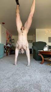 Hot Dude Handstands While Naked - ThisVid.com