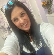 Leslie Housley's Instagram, Twitter & Facebook