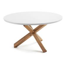 La table ronde extensible proposée assez souvent avec un piétement chromé ou en bois laqué sera très utile comme table d'appoint. Table Ronde Design Avec Pieds En Chene Massif Eva