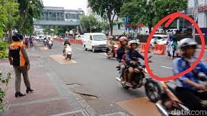 Sejumlah jalan yang tidak steril akan penyeberang jalan sembarang seperti di bundaran hotel indonesia. Pejalan Kaki Menyeberang Sembarangan Ini Yang Dilakukan Satpoltik