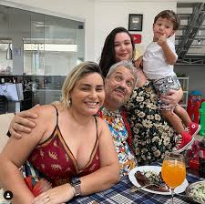 Eu nunca acreditei na meritocracia. Familia De Sikera Junior Divulga Foto Do Apresentador Em Recuperacao Alagoas 24 Horas Lider Em Noticias On Line De Alagoas