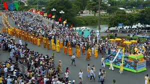 Năm nay, lễ mừng phật đản quốc gia của indonesia được tổ chức tại trung tâm triển lãm quốc tế jakarta với sự tham gia của 300 phật tử và được truyền hình trực tiếp cho các phật tử trên cả nước theo dõi. Lá»… RÆ°á»›c Pháº­t Má»«ng Ä'áº¡i Lá»… Pháº­t Ä'áº£n 2013 á»Ÿ Huáº¿ Vov Vn