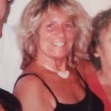 El del Ferrari aceleró de golpe, el auto patina y termina haciendo un  trompo, ni de casualidad fue a propósito y mucho menos "controlado",  simplemente un burro manejando.