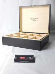 His memories are depicted on 100 beautifully illustrated cards. Coffret A The En Bois Noir Dammann 8 Cases Aux Delices Des Papilles