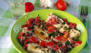 Dopo che i pomodori saranno un po' cotti, aggiungetevi 1 litro d'acqua e lasciate cuocere questo sughetto per 15 minuti. Filetti Di Pesce All Acqua Pazza La Ricetta Tradizionale