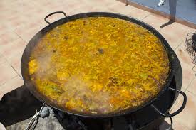 Paella A La Lena En Fase De Preparacion Valenciana Recipe Paella Recipe Paella Valenciana