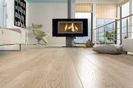 El piso laminado con soporte spc (silicio, platico, compuesto) y capa superior vinilo imitación veta madera, es uno de los mejores compuestos por sus altas prestaciones y múltiples beneficios: Pisos Laminados Flooring Home Family Living Rooms