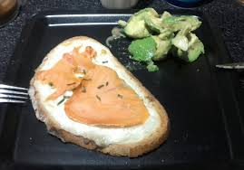 Toast Creme Fraiche Saumon Fume Ciboulette Et Avocat En Sauce Saumon Fume Cuisine Avocat