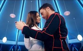 Otilia program çekimleri sırasında eski nişanlısı sinan akçıl'ı bombaladı. Otilia Bilionera E Singura Dupa Ce I A Dat Papucii Lui Sinan Akcil Kfetele