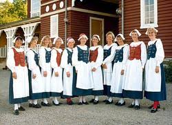 Västra götalandsregionen främjar god hälsa för alla invånare och ansvarar för att det finns bra sjukvård. Larare I Folkdrakt Utanfor Lekhuset Pa Naas 1979 Bohuslans Museum Digitaltmuseum