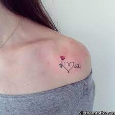 Phần vai, xương quai xanh với kích cỡ tương đối lớn nên phù hợp với nhiều dạng tattoo khác nhau, trong đó có hình xăm doremon nhỏ dễ thương gắn liền với tuổi thơ. 199 Hinh XÄƒm Ä'áº¹p á»Ÿ Vai Cho Ná»¯ Cá»±c Xinh Xáº¯n Quyáº¿n RÅ© Hinh XÄƒm Nhá» Phá»¥ Ná»¯ XÄƒm Hinh Hinh XÄƒm Ná»¯ Tinh