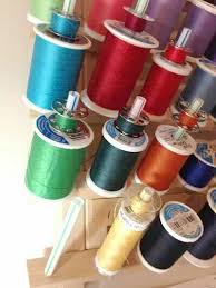 How To Organize Love The Simplicity Of Storing Bobbins On Top Of The Spools Nahzimmer Organisation Bastelraum Nahzimmer Speicher