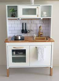 Roy and jen's akurum kitchen cabinets and lansa handles are from ikea, but the table (built from a restaurant supply store base and a butcher block top) and the wraparound shelving give the kitchen a custom feel.; Cozinha Com Charme Para Criancas Play Kitchens Reforma De Cozinha Faca Voce Mesmo Cozinha