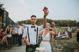 Here at the barn, we are all skin experts and happy to help! Real Wedding Het Urban Jungle Trouwfeest Van Lieselot En Nick Salino Inspiratie