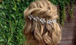 Natural hair is essential to the identity of women of color, explains celebrity stylist, cheryl bergamy, who works with ashleigh murray, ruth carter, essence atkins, kat barrell, and leslie odoms jr. 16 Short Bridal Hair Ideas Cafemom Com