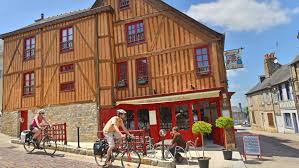 Résultat de recherche d'images pour "cyclistes et maisons à colombages"