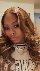 Amazon.com: Ashart Wear and Go 無膠假髮漸層高亮蕾絲前假髮,身體波浪假髮,適合黑人女性4/27  蜂蜜金髮預剪假髮真髮預拔(26 英吋,180% 密度)