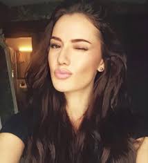 Fahriye Evcen In Sirin Evi Neseli Sus Evim 2020 Unluler Instagram Guzel Kadinlar