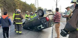 Al llegar había dos ambulancias del samu y se encuentran con un accidente de tránsito donde está involucrado un solo vehículo que, al parecer, perdió el control y luego volcó, chocó. Volcamiento Deja Una Persona Lesionada En Talcahuano