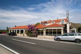 Kad je knin pao pod tursku vlast (1522.), pastorizaciju su prihvatili visovački franjevci. Ristorante Torcida Vrpolje Bild Von Restoran Vicko Sibenik Tripadvisor