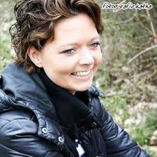 James Bond 007 Pour Femme Eau De Parfum, orientalisch-blumiger Damenduft,  Glas-Flakon mit Zerstäuber, 50 ml : Amazon.de: Kosmetik