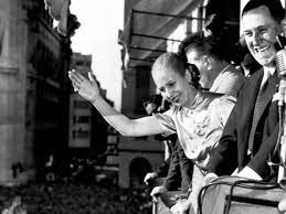 Eva perón, arjantin'in ilk hanımı olarak kadınların oy hakkı için savaşması ve yoksulların hayatlarını iyileştirmesi için görevini kullandı. Kirmizi Oda Arjantin Eva Peron Kimdir Eva Peron Neden Oldu Eva Peron Che Aski Detaylari Juan Peron Mumyasi Hikayesi Nedir Full Afk